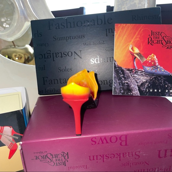 Raine Just the Right Shoe 2001 “Passion’s Flame” Style 25152 - Picture 5 of 11